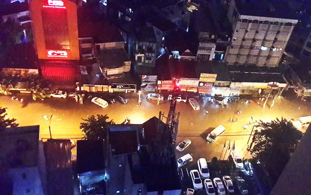 Đêm qua 25/11, cơn mưa nặng hạt vẫn tiếp tục kéo dài tại TP HCM khiến toàn thành phố chìm trong biển nước. (Ảnh FB: Trung Kien Doan)