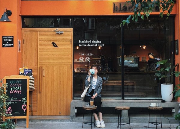 Đếm like mỏi tay ở background màu cam ngay Blackbird Coffee - quán cafe Đài Loan trong lòng Hà Nội