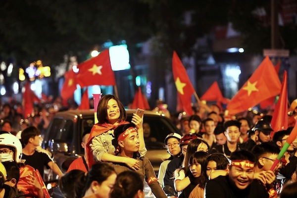 Dòng người hâm mộ các ngả đường khoác cờ đỏ sao vàng, đồng thanh hô vang "Việt Nam vô địch!". Tiếng kèn, tiếng trống và cả tiếng gõ xoong nồi vang dội khắp phố phường.