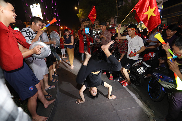 Một fan hâm mộ Sài Gòn biểu diễn khả năng nhảy múa góp vui.