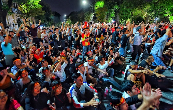 Tối qua 2/12, hàng ngàn cổ động viên đã tập trung theo dõi trận đấu và ăn mừng chiến thắng của ĐT Việt Nam tại phố đi bộ Hồ Gươm (quận Hoàn Kiếm, Hà Nội). 