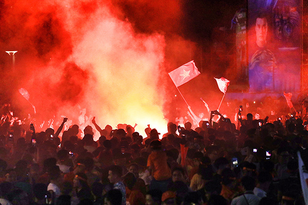 Tại TP HCM, hàng nghìn người cũng theo dõi trận đấu tại phố đi bộ Nguyễn Huệ (quận 1), cùng hò reo mừng chiến thắng. Một số thanh niên đã đốt pháo sáng ăn mừng.