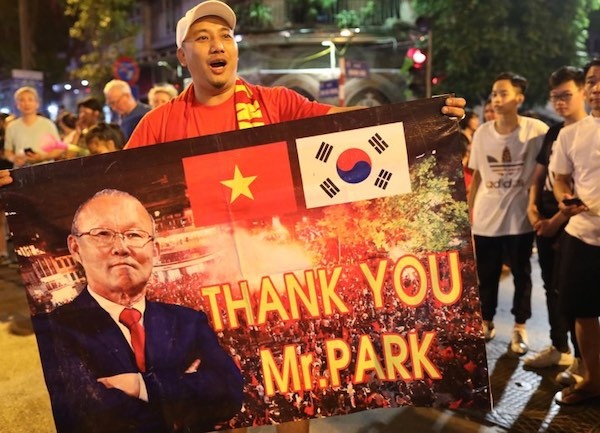 Một người hâm mộ giơ biển cảm ơn HLV Park Hang-seo trên đường phố Hà Nội.