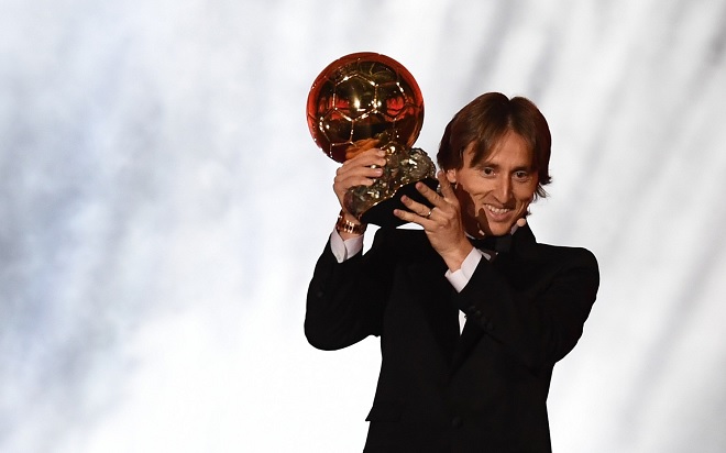 Sau giải The Best của FIFA, Modric tiếp tục vượt mặt Ronaldo và Messi để giành Quả bóng vàng
