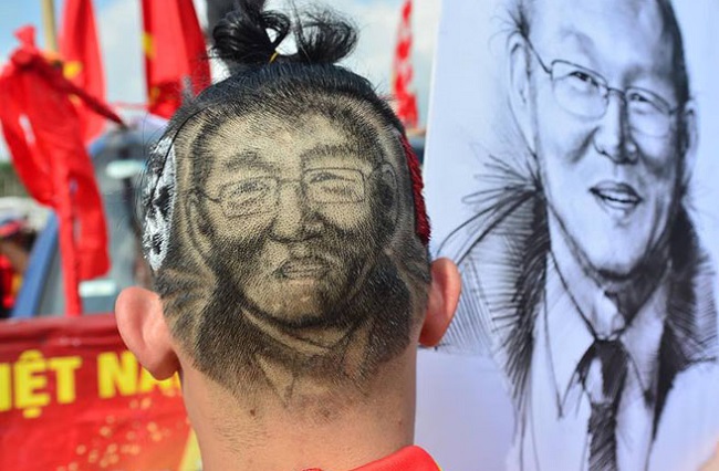 Fan rủ nhau đi tạo hình thầy Park ngay trên tóc để làm nóng không khí cổ vũ ĐT Việt Nam trong trận bán kết AFF Cup 2018 lượt về