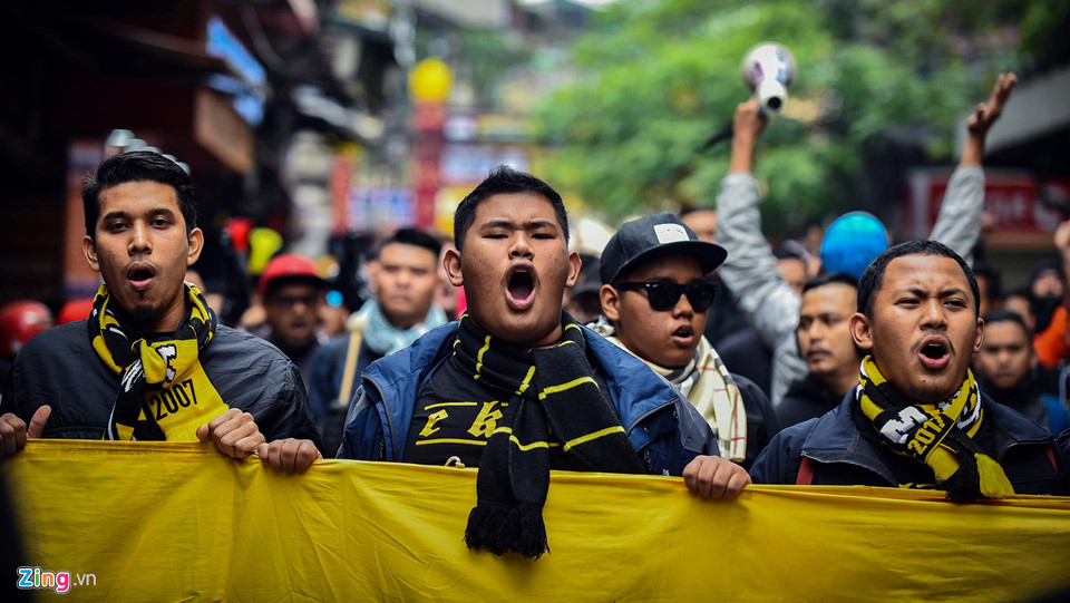 CĐV Malaysia "chơi bẩn" đốt pháo sáng, gây náo loạn phố đi bộ Hà Nội