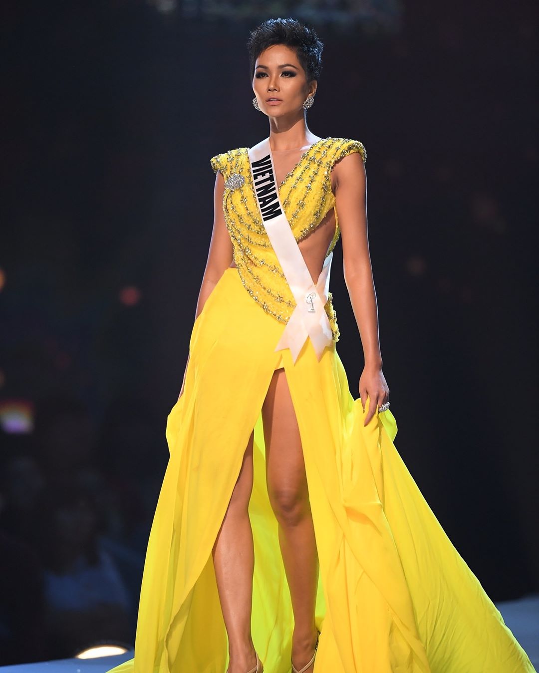 HHen Niê tư vấn Hoa hậu Khánh Vân cách xoay váy trước ngày sang Mỹ tranh  tài