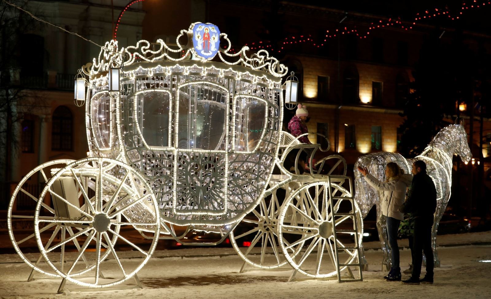 Cỗ xe cổ tích với ánh sáng lung linh và vô cùng lộng lẫy tại Minsk, Belarus. (Ảnh: Reuters)