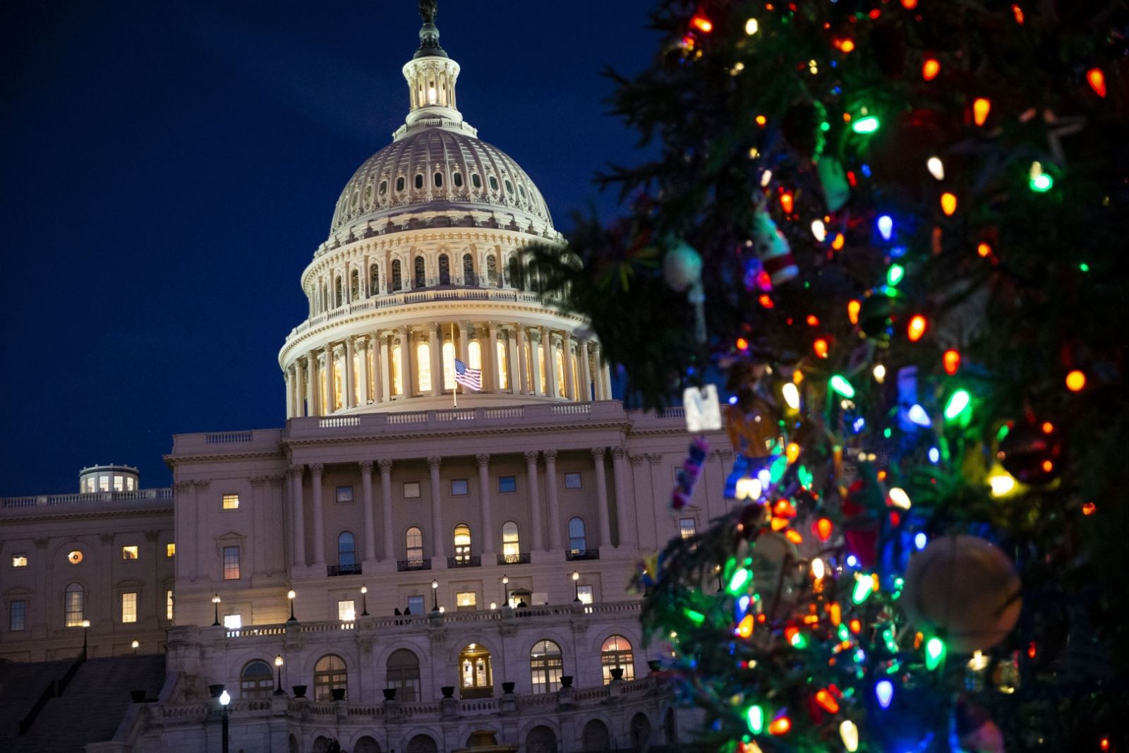 Ánh sáng rực rỡ của cây thông Noel trước cửa tòa nhà Quốc hội Mỹ. (Ảnh: Bloomberg)