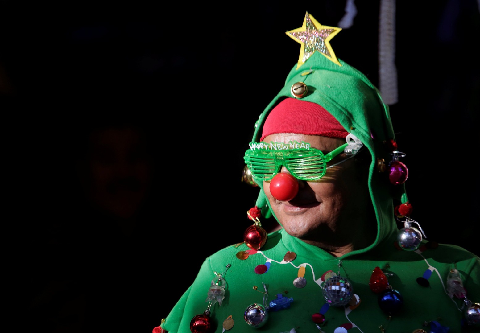 Người đàn ông đầy ấn tượng trong trang phục cây thông Noel tại Monterry, Mexico. (Ảnh: Reuters)