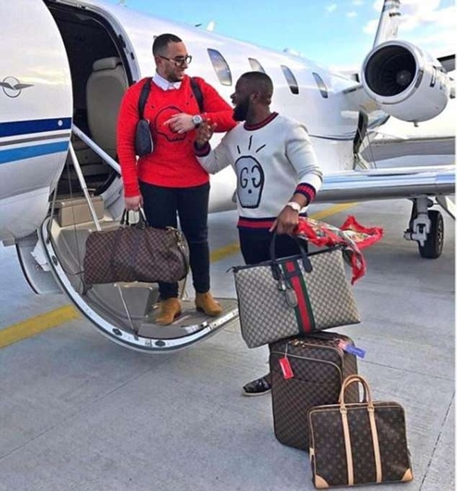 Hai nhà thiết kế châu Phi chuẩn bị lên máy bay riêng, mang theo phụ kiện toàn Gucci và LV. (Nguồn: VnExpress.net)