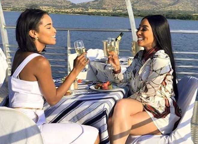 Hai cô gái này lại uống champagne trên du thuyền riêng.