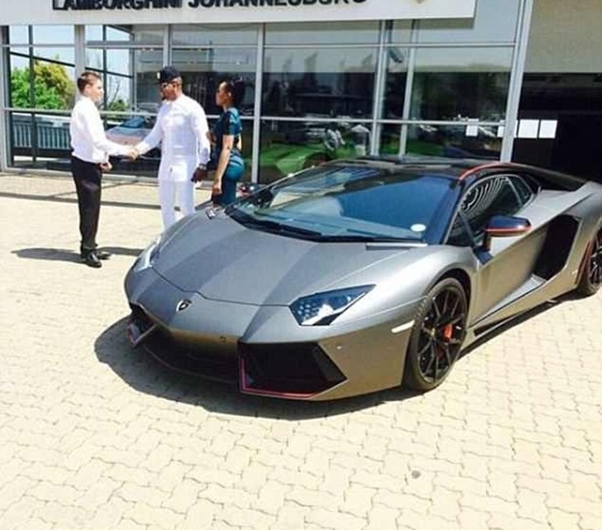 Chiếc Lamborghini mới tậu của một đôi vợ chồng trẻ đến từ châu Phi. 