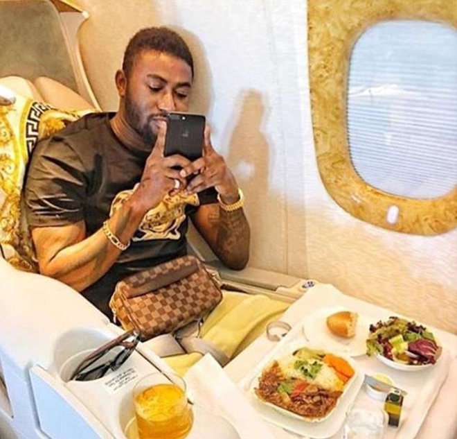 Bữa ăn của một hành khách châu Phi trên khoang hạng sang của một chiêc máy bay dát cẩm thạch. 