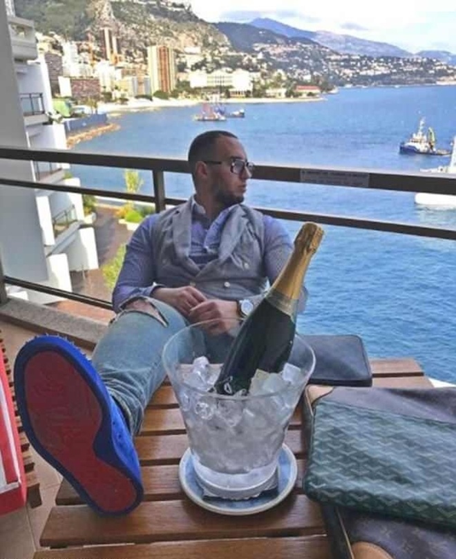 Rượu champagne và chỗ ngồi nhìn ra biển là thú vui sang chảnh của tất cả mọi người.