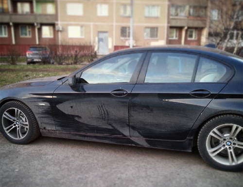 Bạn có nhìn thấy chú cá mập ẩn trên lớp sơn đen của chiếc BMW này? (Nguồn: VnExpress.net)