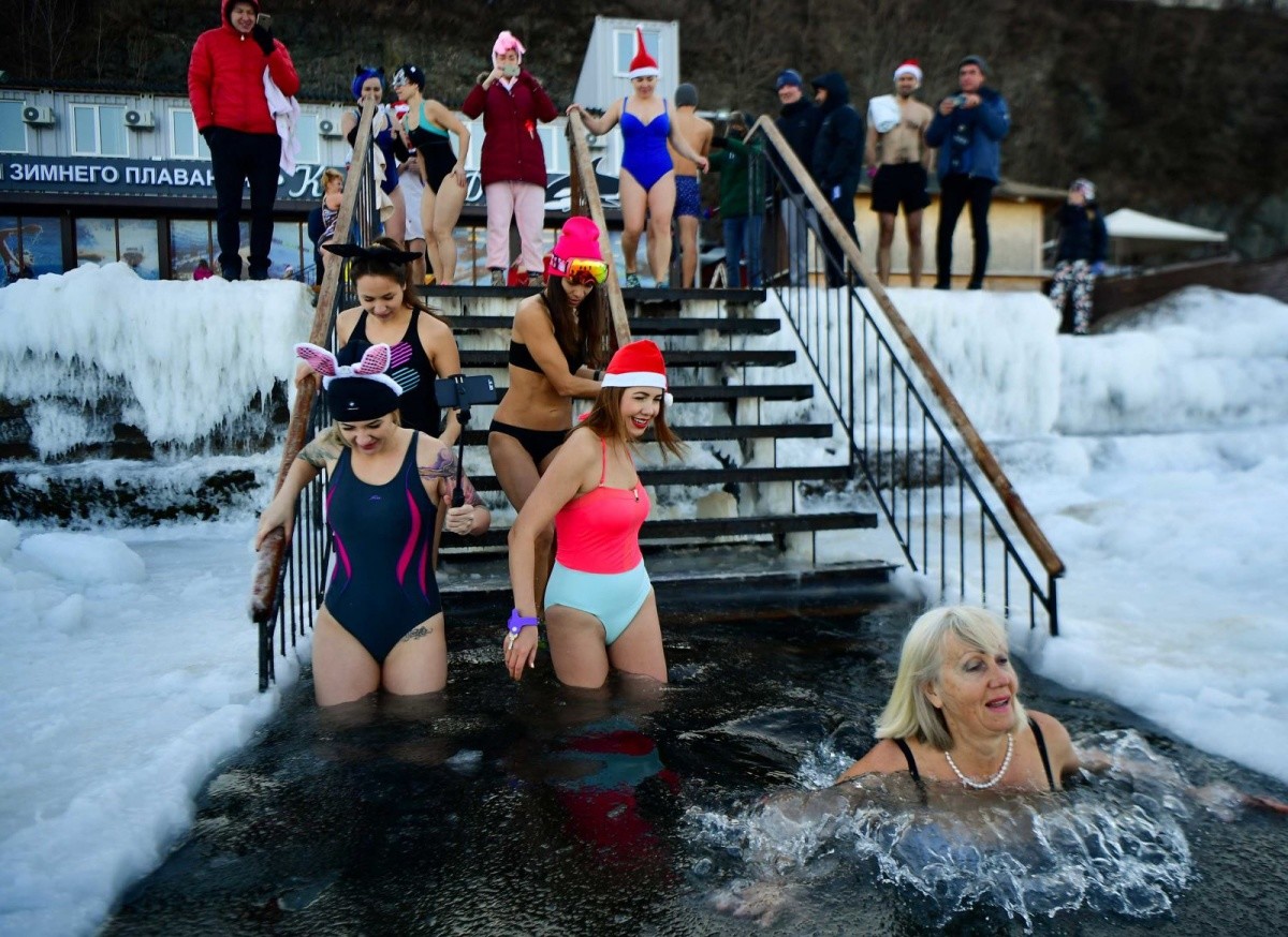 Thú bơi trong hố băng dịp năm mới ở Nga.