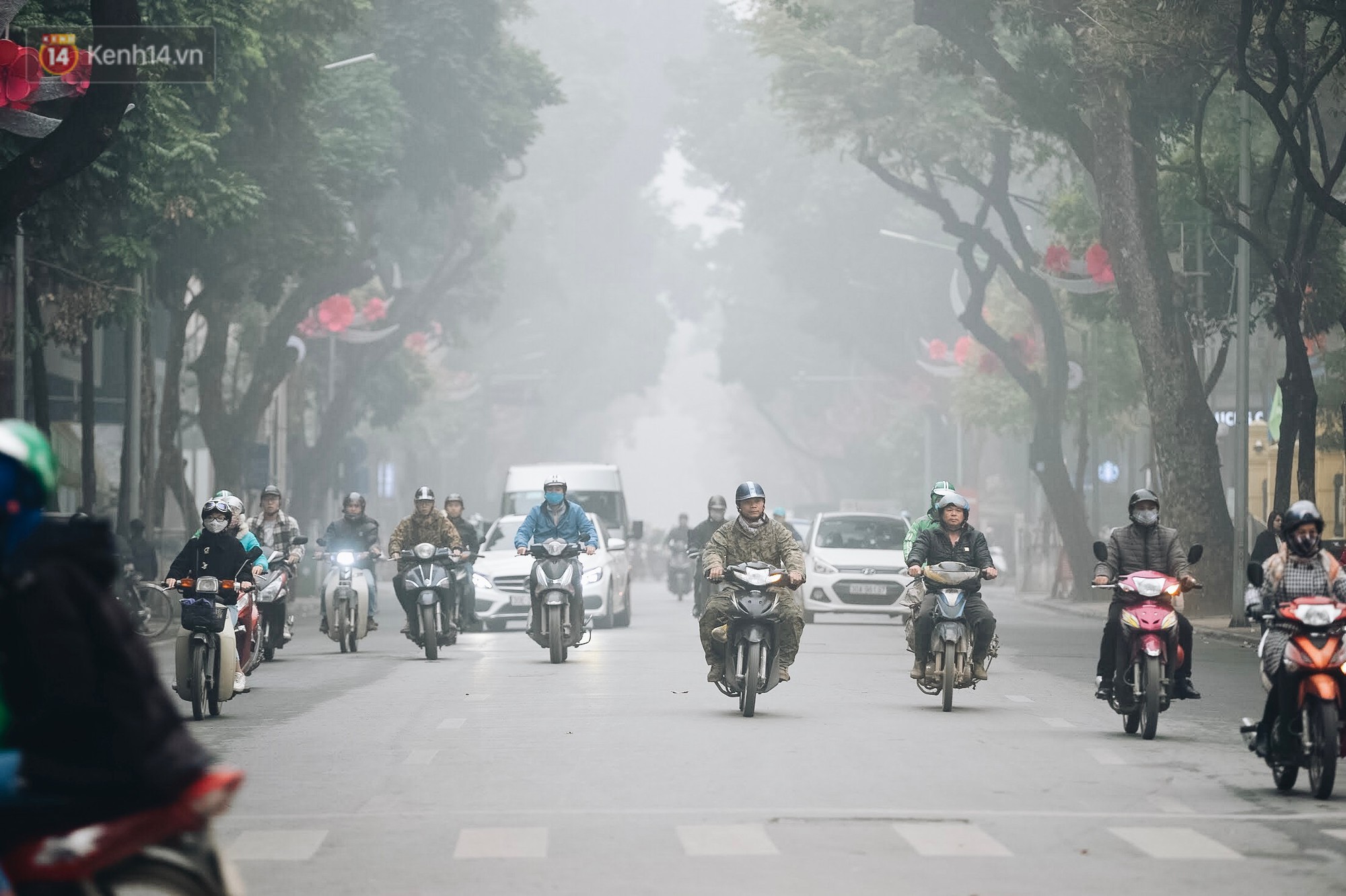 Thời tiết Hà Nội lúc này khiến khung cảnh đường phố khá lãng mạn. Đúng kiểu những ngày ẩm ương, mưa phùn gió bấc của tháng cuối năm âm lịch.