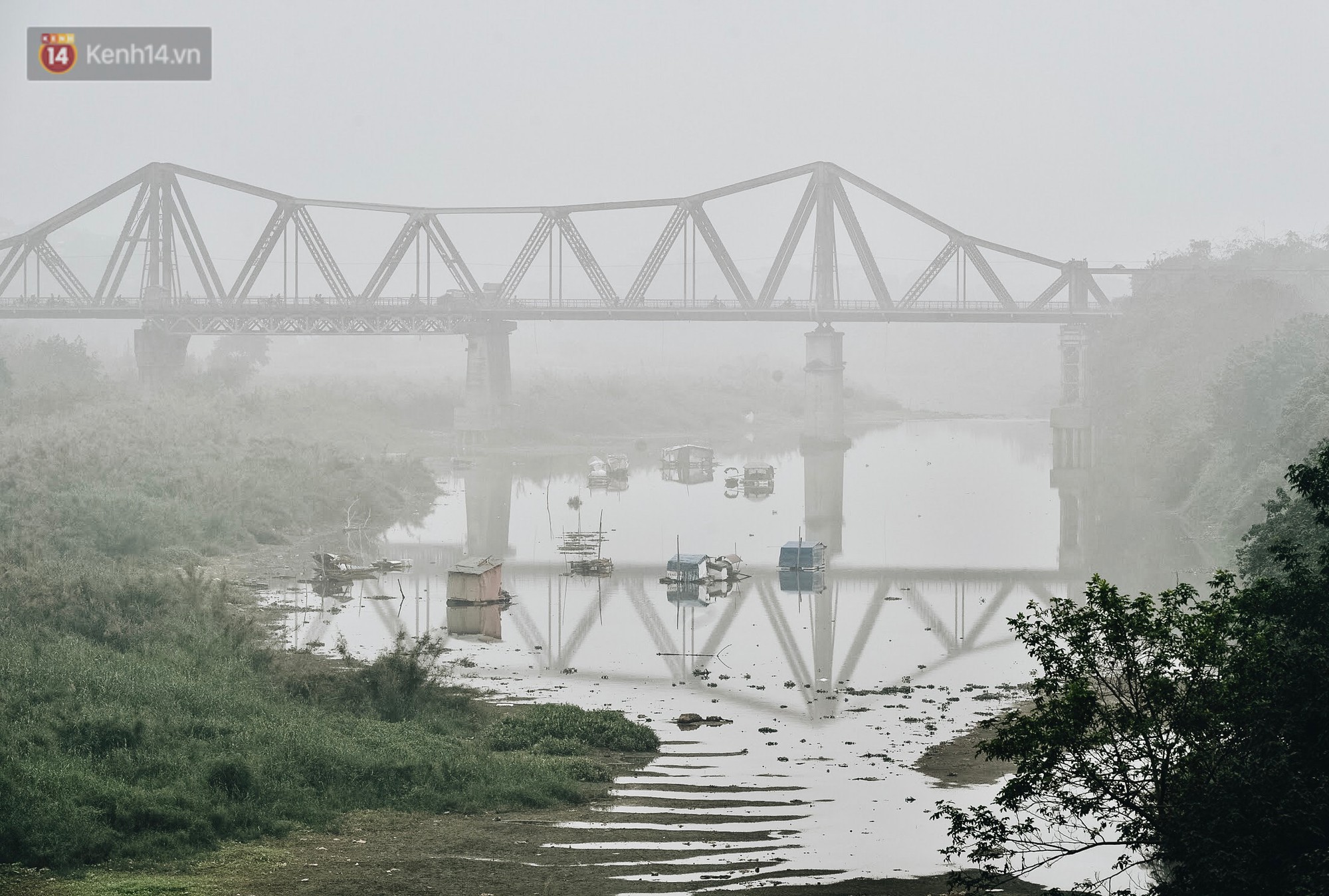 Cầu Long Biên ẩn hiện trong sương sớm. Làn sương cũng khiến cho các phương tiện dưới sông di chuyển khó khăn hơn. 