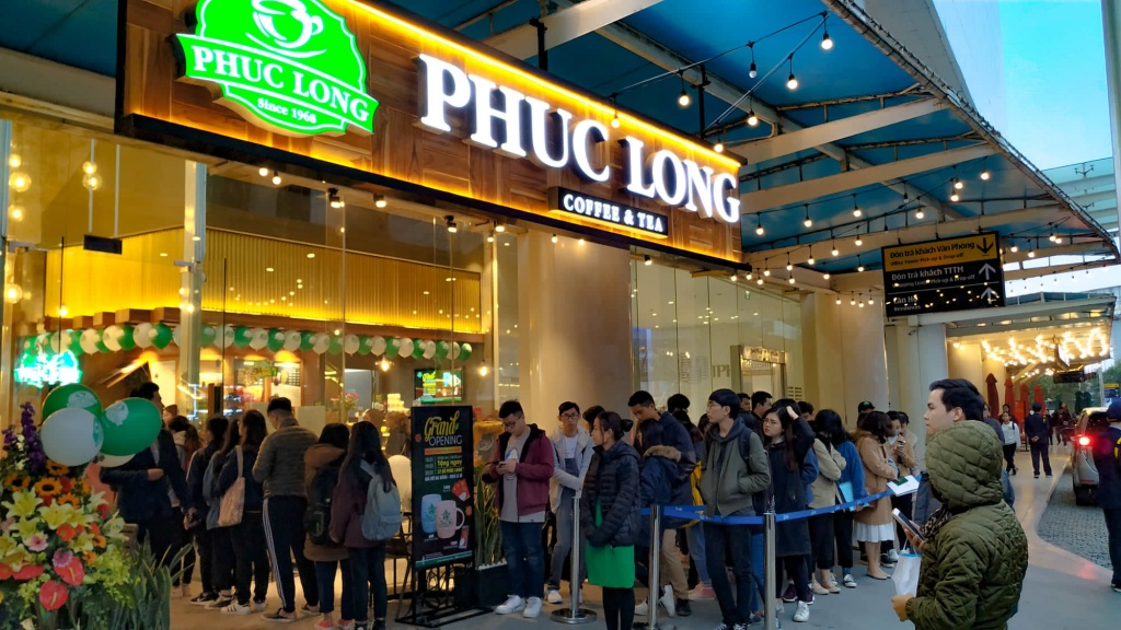 Review ngày đầu tiên Phúc Long chính thức ra mắt Hà Nội: Khách xếp hàng chờ 1 tiếng rưỡi mới được cốc trà