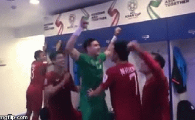 Cầu thủ Việt Nam nhảy múa, ăn mừng theo tuyên ngôn của Lâm Tây: Anh sẽ về, anh sẽ về nhưng không phải hôm nay! 
