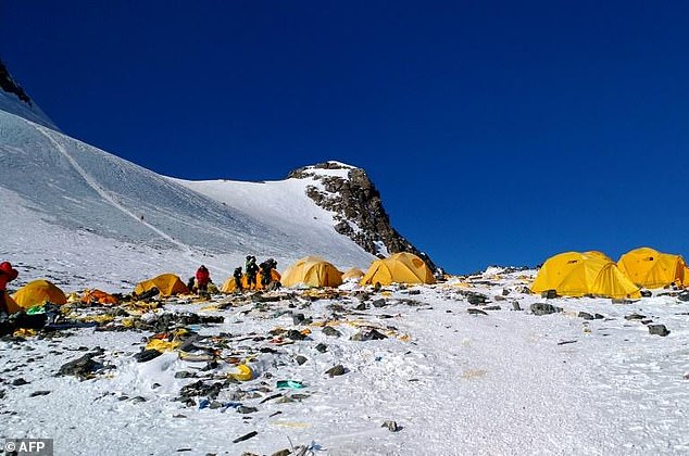 Trung Quốc sẽ cắt giảm số lượng du khách leo lên đỉnh Everest để... dọn rác