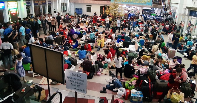 Cả ngàn người thức trắng đêm, nằm la liệt ở ga Sài Gòn để chờ tàu về quê ăn Tết