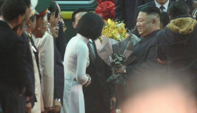 CĐM tò mò về cô gái tặng hoa cho chủ tịch Kim Jong-un, vào Facebook xem mà 