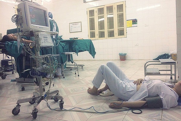 Con gái xót xa khi chứng kiến mẹ là bác sĩ sản khoa bị ngất vì kiệt sức, nằm truyền nước dưới đất sau ca mổ cấp cứu 