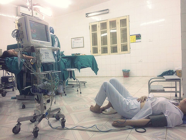 Con gái xót xa khi chứng kiến mẹ là bác sĩ sản khoa bị ngất vì kiệt sức, nằm truyền nước dưới đất sau ca mổ cấp cứu