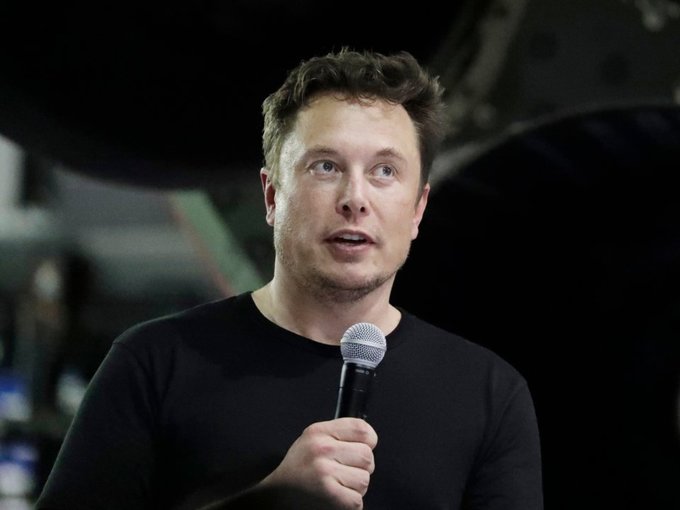 Elon Musk - CEO Tesla và SpaceX: Ông có 2 bằng cử nhân Vật lý và Kinh tế từ Đại học Pennsylvania. Ông cũng từng theo học tiến sĩ về Vật lý ứng dụng và Khoa học vật liệu ở Stanford nhưng bỏ ngang chỉ sau 2 ngày nhập học.