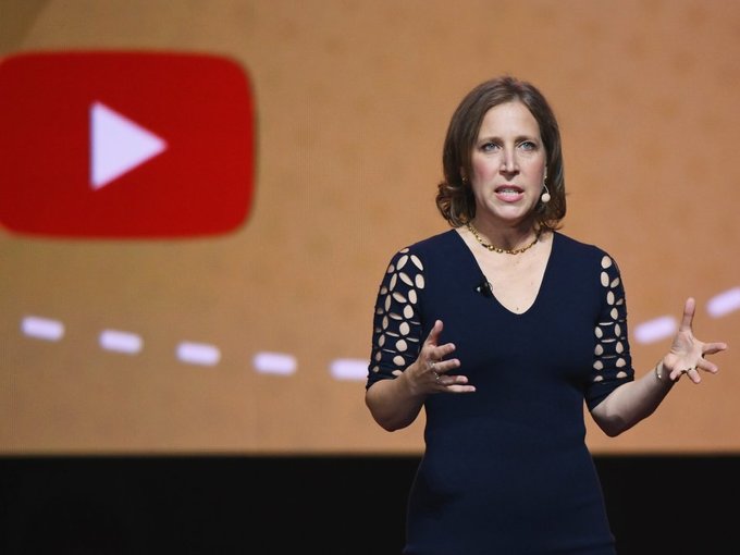 Susan Wojcicki - CEO YouTube: Nữ CEO Mỹ là cựu sinh viên hệ cử nhân chuyên ngành Lịch sử và Văn học tại Đại học Harvard, sau đó học thạc sĩ khoa học tự nhiên ở Đại học California, Santa Cruz và MBA tại Đại học California, Los Angeles.