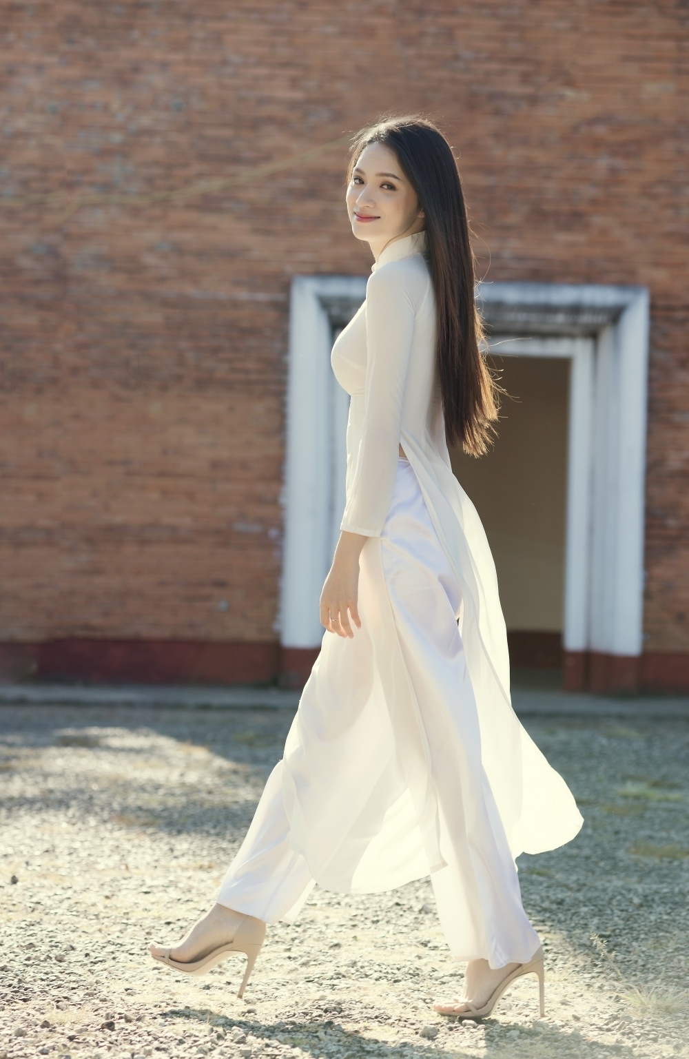 Nhớ thời còn là Hoa hậu, Hương Giang diện áo dài catwalk 