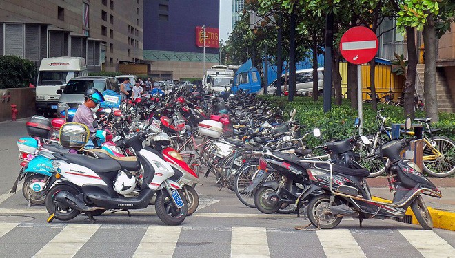 Các nước láng giềng thực hiện hạn chế và cấm xe gắn máy như thế nào?