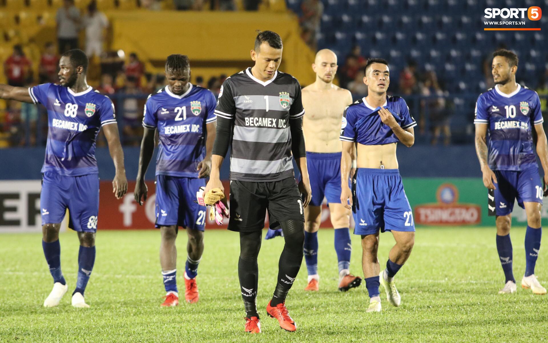 Để thua dễ 3 bàn ở AFC Cup, thủ môn Tấn Trường của Bình Dương bị nghi bán độ