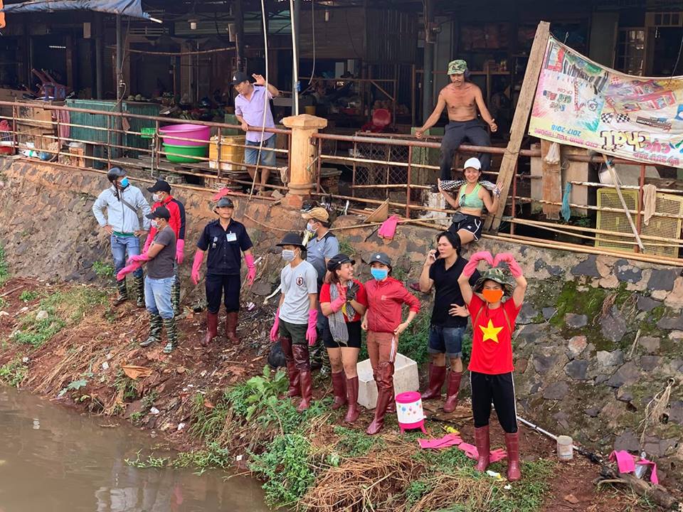 Chủ bài đăng cho biết việc mặc áo cờ đỏ sao vàng là muốn lan truyền tới mọi người hãy yêu đất nước Việt Nam mình hơn, đừng để đất nước bị vấy bẩn bởi rác thải ô nhiễm. 