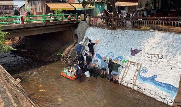 "Trào lưu dọn rác" #ChallengeForChange đang được giới trẻ Việt hưởng ứng ngày một nồng nhiệt. Mới đây, một nhóm bạn trẻ gây sốt khi không chỉ dừng lại ở việc dọn rác mà còn kỳ công vẽ tường, bờ kè, tìm cách chặn rác dòng chảy.
