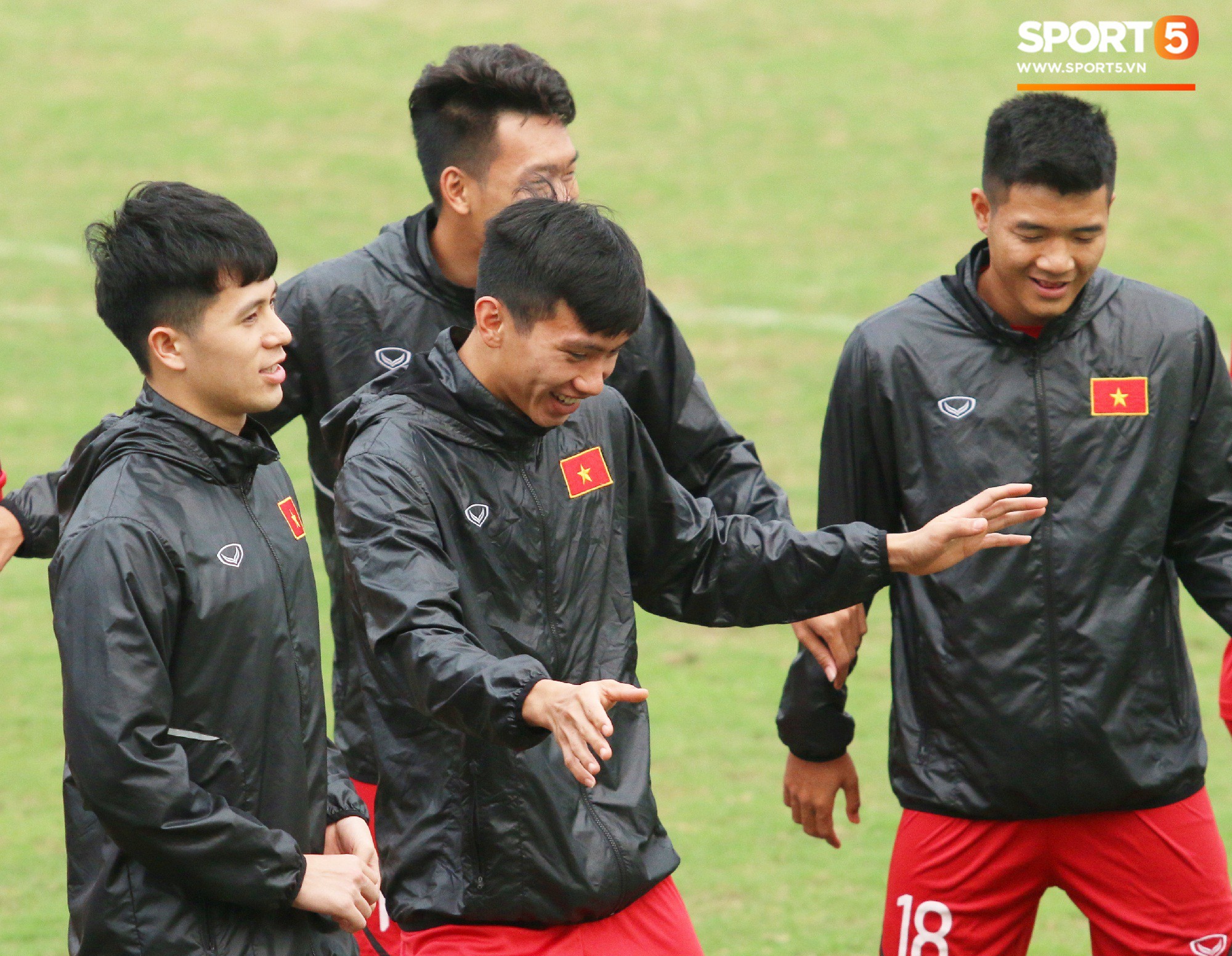 Khách đặc biệt ghé thăm, U23 Việt Nam có buổi tập đầy tiếng cười trước trận quyết chiến U23 Thái Lan