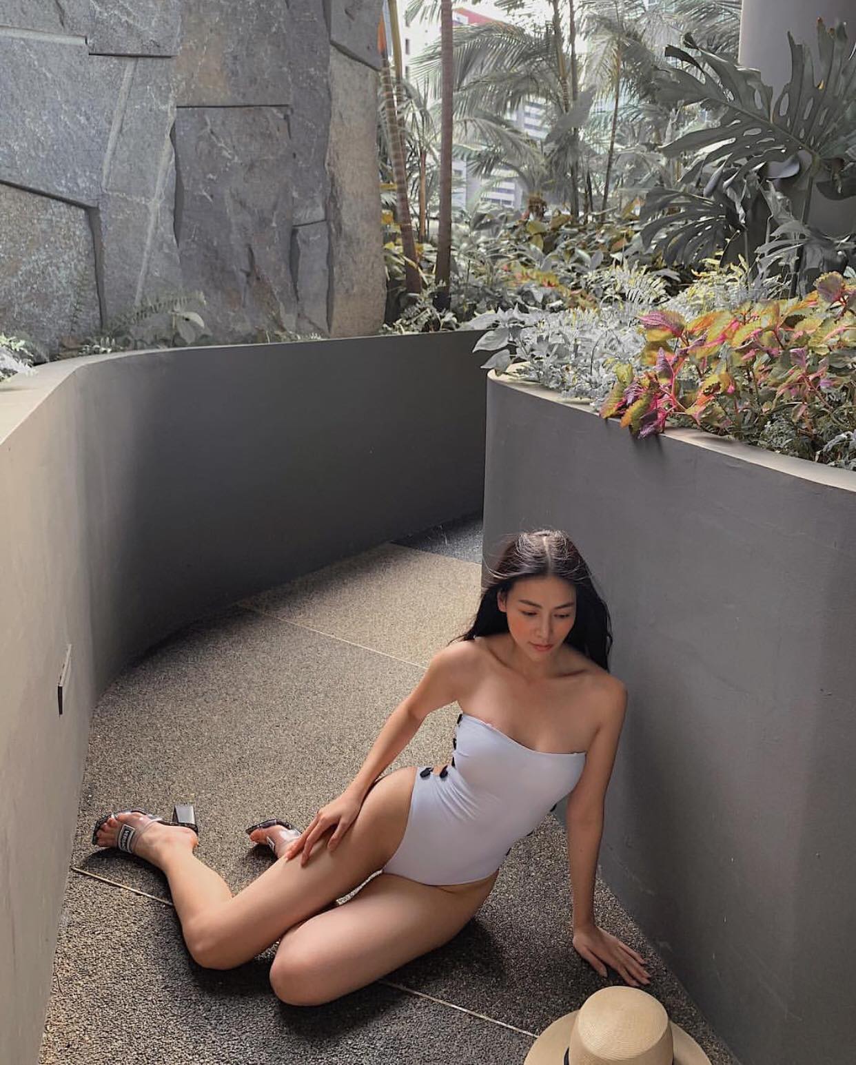 Giữa nghi án PTTM, Hoa hậu Trái Đất tránh khoe mặt, thu hút sự chú ý vào thân hình đồng hồ cát khi mặc monokini