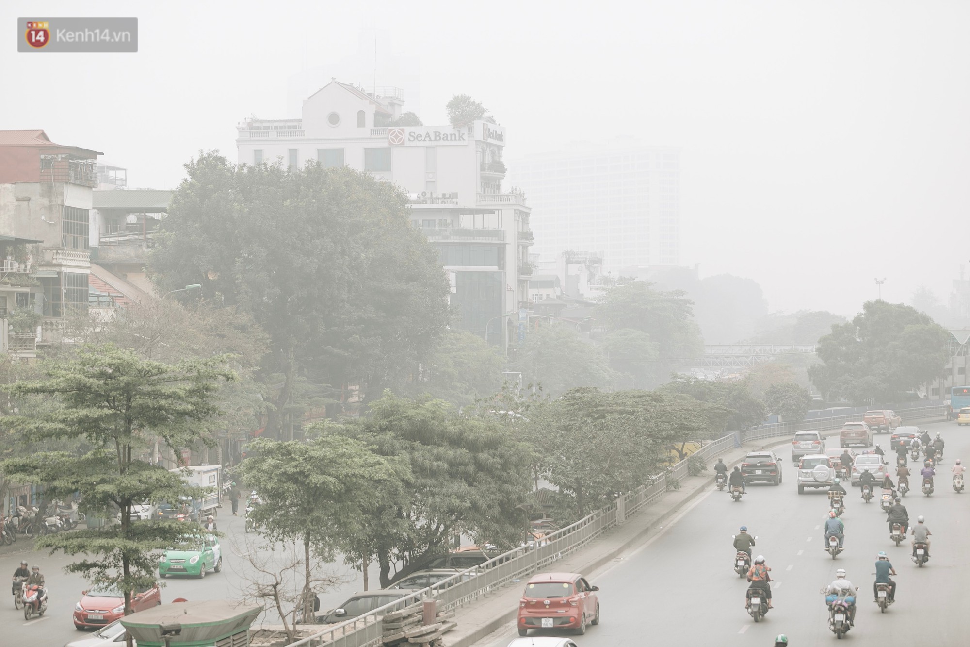 Hà Nội mù mịt trong không khí ô nhiễm, chuyên gia lý giải do phương tiện giao thông quá nhiều và hiện tượng 
