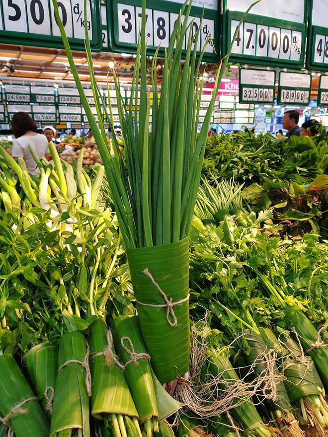 Hãng bán lẻ Việt dùng lá chuối thay túi nilon, miễn phí trà đá những ngày nắng nóng