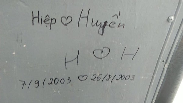Mới 2k3 mà cặp đôi "Hiệp - Huyền" đã biết ghi dấu tình yêu bằng việc khắc tên lên ghế xe buýt kèm trái tim ngọt ngào 