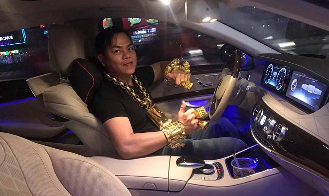 Sau nổi tiếng vì đeo vàng nhiều nhất Việt Nam, chủ quán karaoke Phúc XO bị bắt