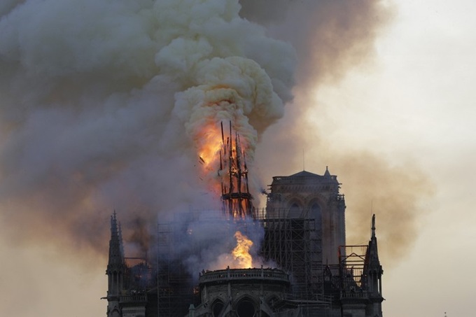 Ảnh 2: Nhà thờ Đức Bà Paris cháy lớn