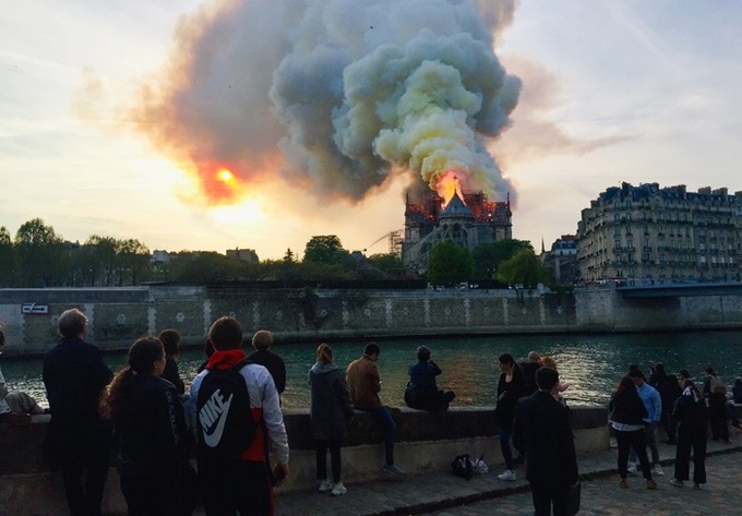 Ảnh 5: Nhà thờ Đức Bà Paris cháy lớn