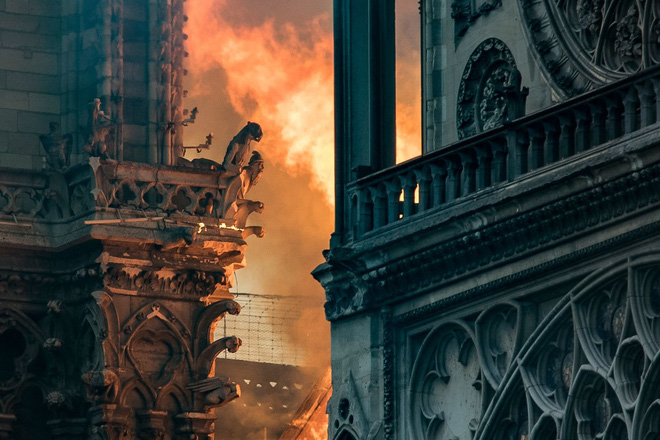 Ảnh 4: Nhà thờ Đức Bà Paris bị cháy
