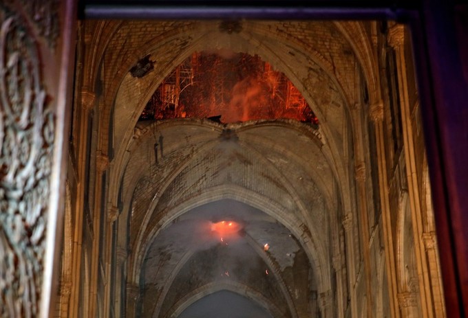Ảnh 2: Nhà thờ Đức Bà Paris bị cháy