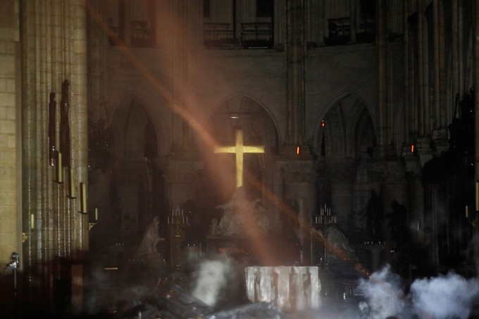 Sửng sốt hình ảnh bên trong nhà thờ Đức Bà Paris bị cháy, cứu hỏa vẫn tiếp tục phun nước hạ nhiệt