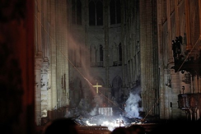 Ảnh 5: Nhà thờ Đức Bà Paris bị cháy