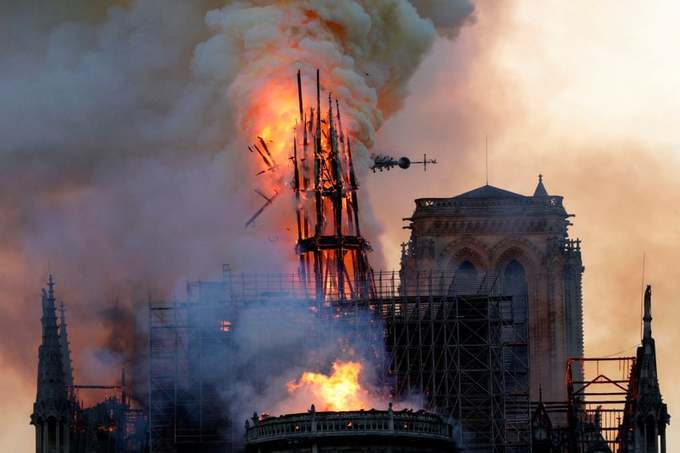 Ảnh 1: Nhà thờ Đức Bà Paris bị cháy